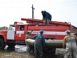 Сотрудник уватского ГИМС помогает ликвидировать последствия наводнения в Ишиме